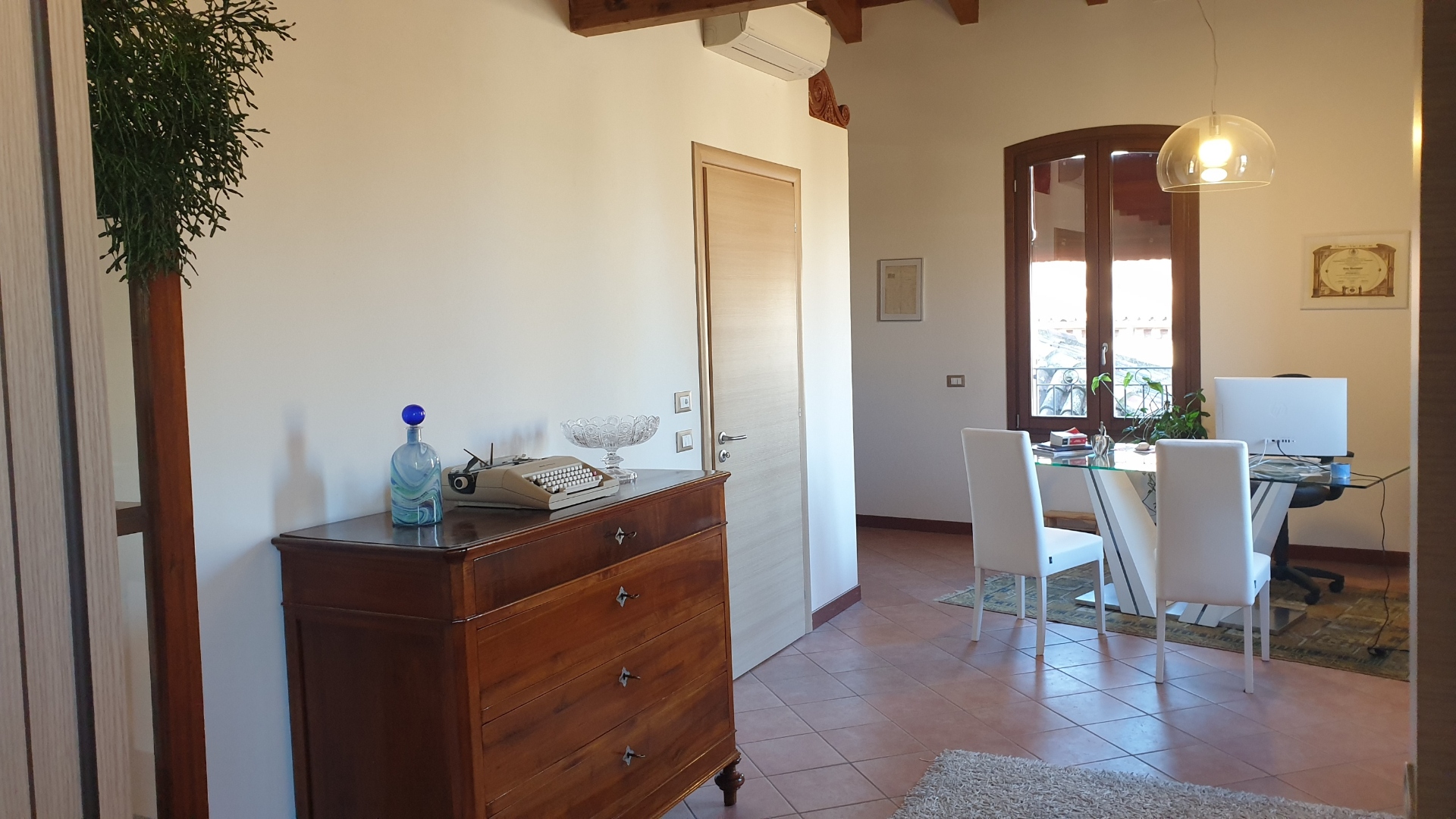 Vista interna dello studio legale con arredi e postazione lavoro