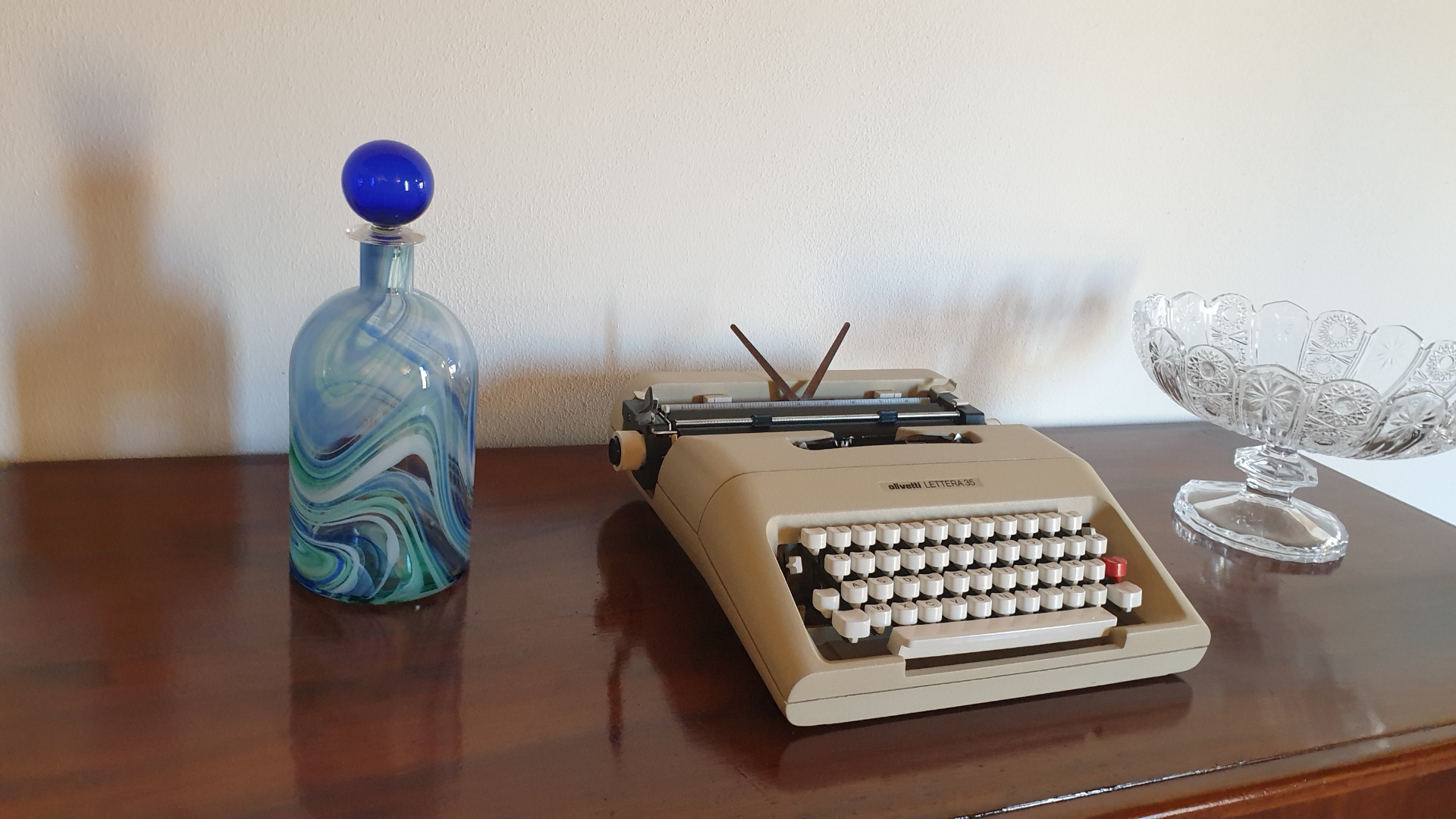 Macchina da scrivere d'epoca e oggetti decorativi nello studio