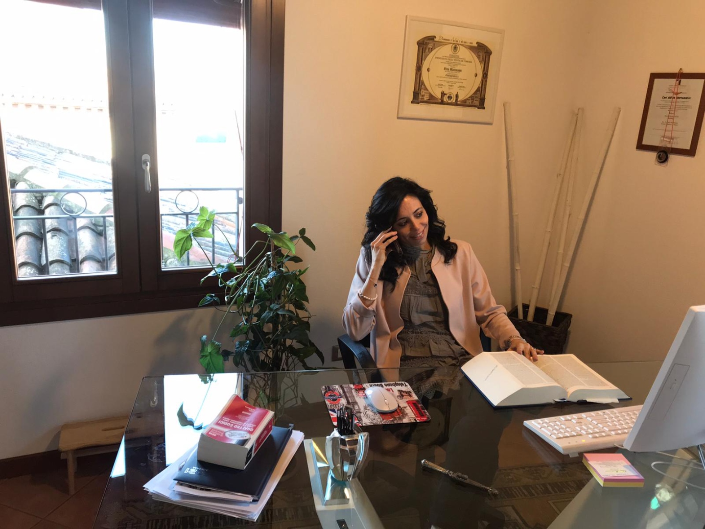 Avv. Elena Mantovanini nel proprio studio durante una consulenza telefonica